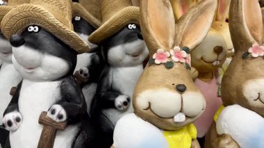 Sevimli tavşanları ve çeşitli hayvanları tasvir eden parlak renkli bahçe heykelleri, Paskalya dekorasyonu için ideal.