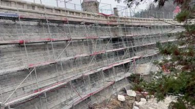 Köprüyü çevreleyen iskeleler, önemli inşaat ve bakım çalışmalarının devam ettiğini gösteriyor.