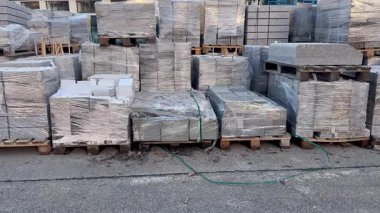 Geniş bir depoda, paketlenmiş paletler verimli dağıtım ve depolama için düzenlenir