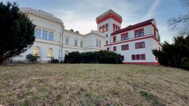 Bu eşsiz bir perspektif, tarihi bir binayı çekiyor, çarpıcı mimari özelliklerini sergiliyor.