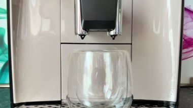 Pürüzsüz ve modern bir kahve makinesi en sevdiğiniz içeceği demlemeye hazır.