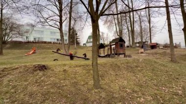 Huzurlu ve sakin bir oyun alanı. Slaytlar ve salıncaklarla dolu. Hepsi sakin yeşil bir ortamda geçiyor.