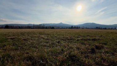 Uçsuz bucaksız tarlaların hareketli tepeleri ve parlayan güneşi, doğa temalı projeler için mükemmel..