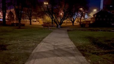 Sakin ve huzurlu bir park yolu. Şehir ışıklarıyla güzelce aydınlatılmış. Akşamları gezmek için ideal.