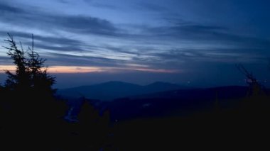 Akşam manzarası karlı dağlar ve gün batımında parlak gökyüzü. Yüksek kalite 4k görüntü