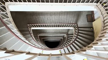 Zarif kıvrımlarını ve karmaşık tasarım detaylarını vurgulayan sarmal bir merdiven manzarası.