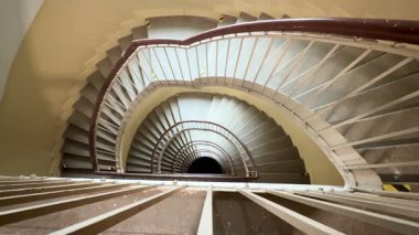 Sarmal merdiven manzarası, mimari zarafeti ve derinliği çok güzel sergiliyor.