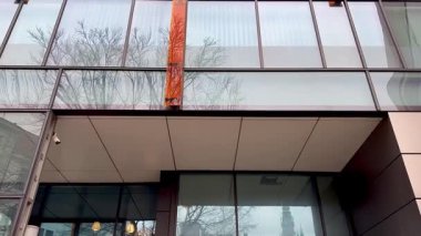 Yenilikçi tasarımında cam ve sıcak ahşabın eşsiz bir karışımını sergileyen çağdaş bir bina