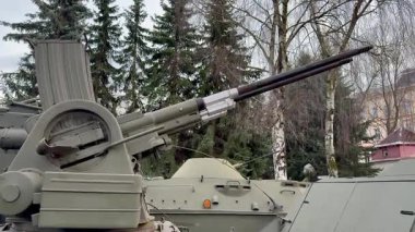 Bu, tankın üzerine monte edilmiş ağır bir topun yakın çekim görüntüsü, karmaşık bir askeri mühendislik sergiliyor.