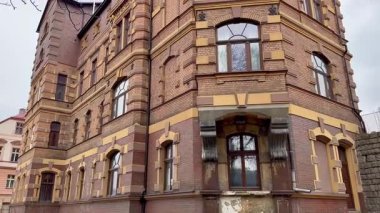 İnanılmaz derecede süslü ve etkileyici bir bina, karmaşık tuğlalar ve klasik tasarım elementleriyle birlikte.