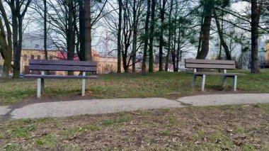 Huzurlu bir park ortamında, iki davetkar bank yan yana oturur, rahatlamayı, düşünmeyi ve farkındalığı teşvik eder.