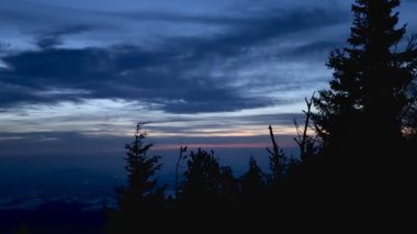 Kış dağlarında parlak bir gece gökyüzü. Yüksek kalite 4k görüntü