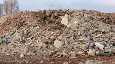 Atık yönetimi ile ilgili sorunları gösteren önemli bir inşaat enkazı yığını