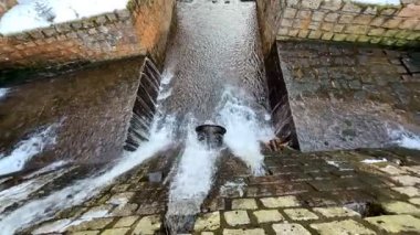 Hava manzarası, çağlayan su bankalarını yakalıyor, güzellikleri ve yenilikçi mühendisliği sergiliyor.