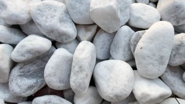 Doğal pürüzsüz beyaz çakıl taşları bahçe düzenleme, dekorasyon ve sanatsal projeler için gerçekten mükemmeldir.