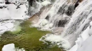 Kış ormanında şelale. Yüksek kalite 4k görüntü