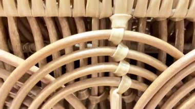 Titizlikle detaylı örülmüş, doğal dokularını güzelce renklendiren rattan deseninin yakın görüntüsü.
