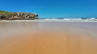 Güzel altın kumları, kristal berrak suları ve etrafını zarafetle çevreleyen yemyeşil bir plaj.