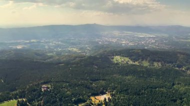 Büyüleyici bir hava manzarası aşağıdaki güzel ve dingin vadilerin yanında geniş yeşil dağları gösteriyor.