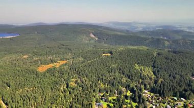 Göz kamaştırıcı hava manzarası yemyeşil ormanların ve yuvarlanan tepelerin nefes kesici güzelliğini yakalıyor.