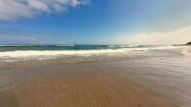 Okyanus dalgalarının getirdiği dindirici sükunetin zevki sıcak, davetkar kıyıya hafifçe çarpıyor.