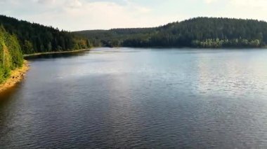 Huzurlu bir göl, güzelliği yansıtan doğası çarpıcı güzelliği, sık ormanları zarif bir şekilde kıyı şeridini kaplayan