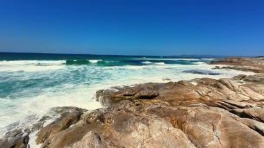 Göz kamaştırıcı bir sahil manzarası muhteşem kayalar, güzel turkuaz su ve yukarıda el değmemiş berrak gökyüzü.