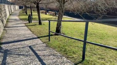 Bereketli ağaçların ve sağlam korkulukların olduğu manzaralı bir park yolu, dinlenmek ve huzur içinde dinlenmek için mükemmel.