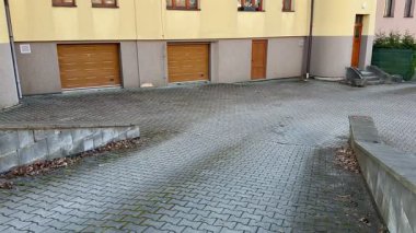 Kullanışlı garaj erişimi seçenekleri içeren çarpıcı bir modern tasarımı olan kentsel konut mimarisi