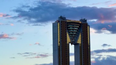 Nefes kesici bir gün batımı görüntüsü yaşayın çarpıcı derecede modern bir gökdeleni eşsiz mimari tasarımıyla