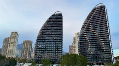 Çarpıcı ikiz gökdelenler canlı ve hareketli şehir ortamında modern mimari tasarımı zarif bir şekilde sergiliyorlar.