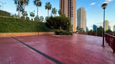 Bu şehir geçidi büyüleyici atmosferiyle, bereketli palmiye ağaçları ve çarpıcı modern mimarisi ile büyüleyicidir.