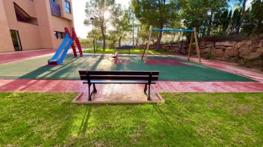 Slaytlar ve salıncaklarla dolu canlı bir oyun alanı, doğadaki çocuk aktivitelerini başlatmak için mükemmel.