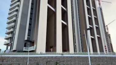 Yükselen bir konut binasının çarpıcı modern mimarisi mukoza tamamlanmasına çok az kaldı.