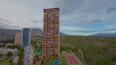 Manzaranın ortasındaki çarpıcı, modern bir bina lüks konforlar ve panoramik manzaralar sergiliyor.