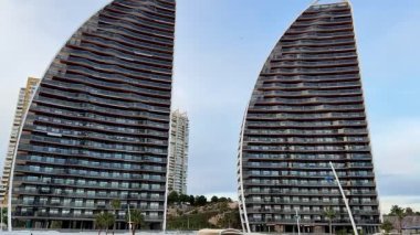 Çarpıcı ikiz kuleler zarif bir şekilde modern mimariyi güzel bir sahil zeminine karşı sergiliyor.
