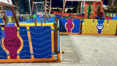 Eşsiz sanat tasarımlarıyla dolu canlı bir oyun alanı geceleri çocuklara eğlence sağlamak için mükemmeldir.