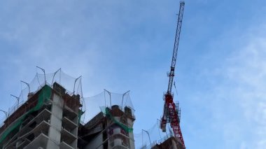 Şu anda yapım aşamasında olan ve içinde karmaşık mimari detaylar barındıran çağdaş bir bina.