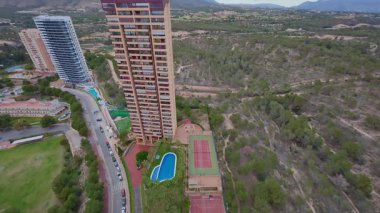 Görkemli manzaralar ve manzaralı tepelerle çevrili güzel, lüks daireler.