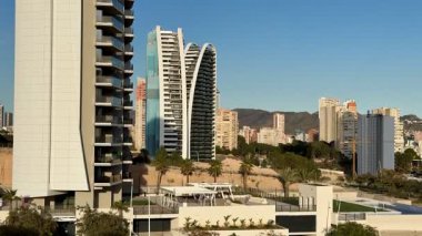 Bu canlı şehir manzarasında çağdaş ve şık binaların manzarası gerçekten parlak ve berrak bir gökyüzüne karşı parlıyor.