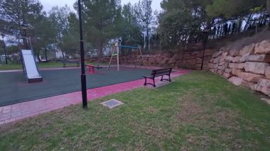 Salıncaklar ve bankların olduğu sakin bir oyun alanı. Güzel doğal ortamların ortasında aile eğlencesi için mükemmel bir yer.