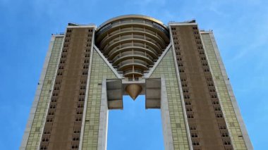 Bu çarpıcı yapı, parlak mavi gökyüzü altında modern tasarım ve mimari dehayı sergiliyor..