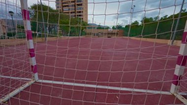 Etkin bir yaşam tarzı içeriği için ideal bir şehir ortamında futbol golü içeren canlı bir spor sahası.