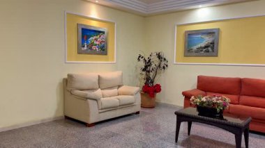 Canlı ve çarpıcı sanat eserleriyle birlikte rahat bir oturma odası olan çağdaş ve modern bir oturma odası