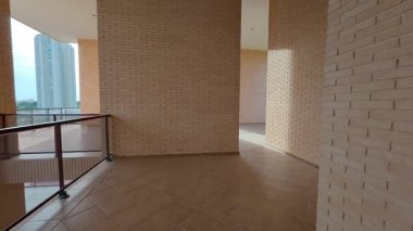 Modern tasarım elementlerini ve manzaralı şehir manzarasını güzel bir şekilde sergileyen şık ve çağdaş bir balkon.