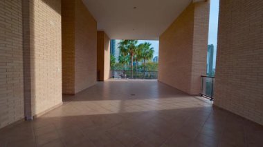 Burası hem yeşillik hem de gökdelenlere bakan çok güzel bir balkona sahip geniş ve parlak bir alan.