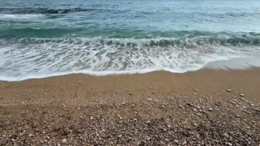 Okyanus dalgalarının dindirici güzelliğine dalın Bu sakin sahil sahnesinde altın kumlu plajla tanışın