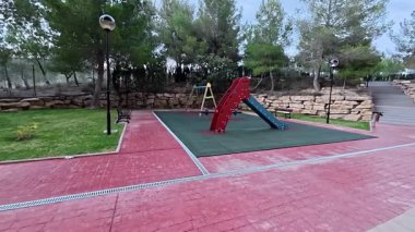 Bu hareketli oyun alanını heyecan verici slaytlar, salıncaklar ve açık hava çocukları için aktivitelerle keşfedin.