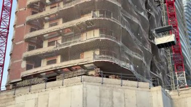 Çağdaş bir kentsel yükseliş, karmaşık yapısal ayrıntılar ve temel ekipmanlarla birlikte yapım aşamasında.