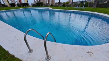 Modern mimari ve peyzaj bahçelerinin yer aldığı sakin bir ortamda çarpıcı bir yüzme havuzu..